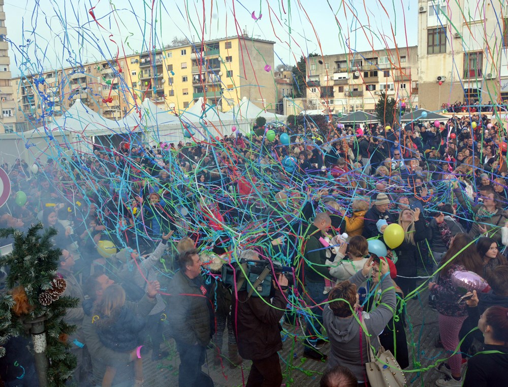 PULA, 31.12.2018. - ZADNJI DAN, TRZNICA VERUDA, DOCEK NOVE GODINE U PODNE, BALONI, KONFETISnimio Neven LAZAREVIC